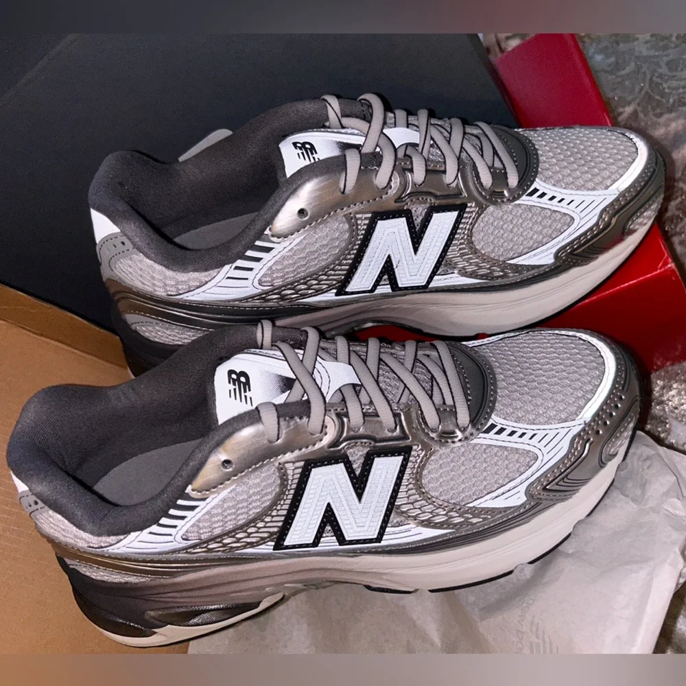 New Balance Unisex 2010 lifestyle Running Shoe - Black/Silver/Gray